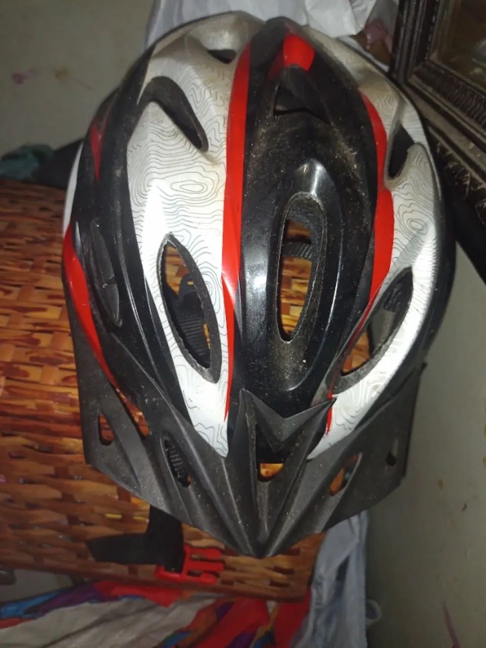 Capacete  ciclismo preto branco e vermelho com padrão tipografico