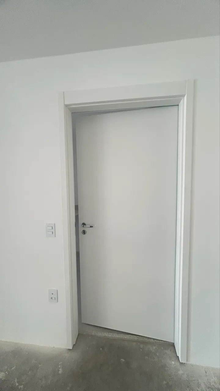 Modern White Wooden Door (Complete) - 2.10 x 0.92 m