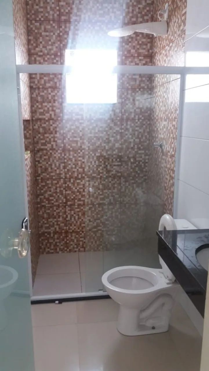 Vendo uma casa com garagem e quintal 