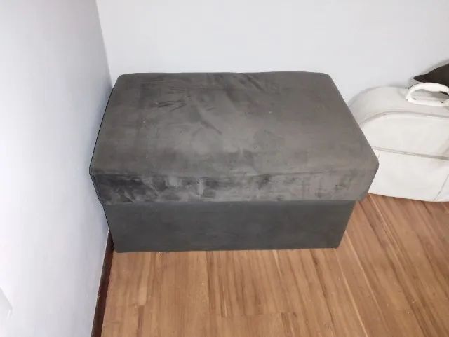 Sofá com pés e puff