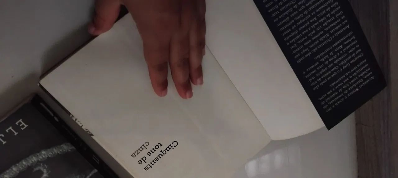Livros Cinquenta Tons de Cinza. - Foto 3