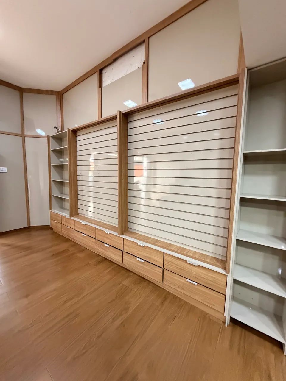 Expositor Comercial Planejado 4,03m com Painel Canaletado e Gavetas