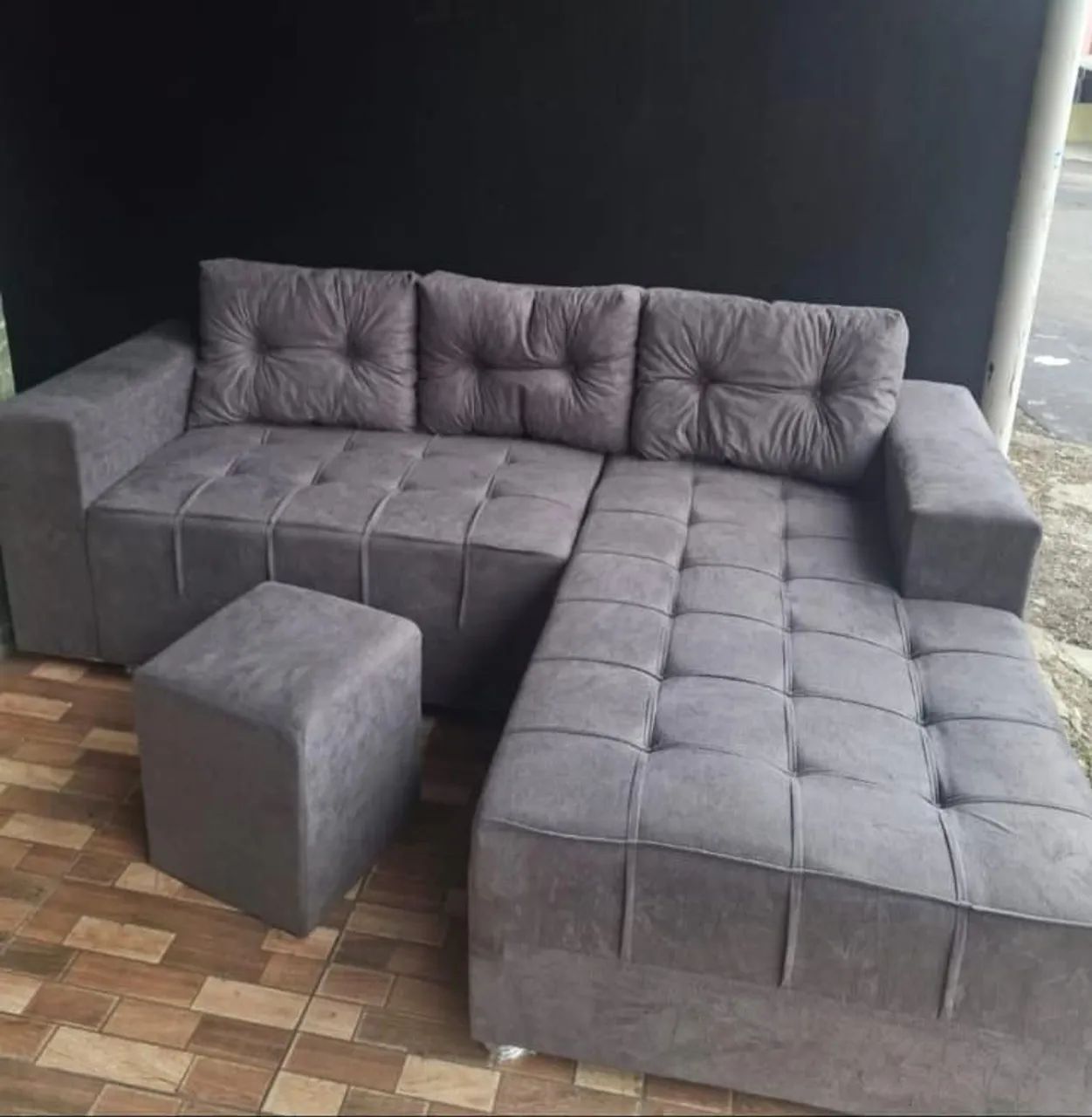 Sofá de canto com chaise e um puff de brinde 