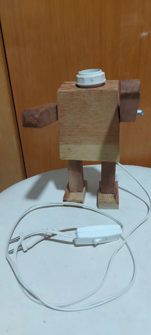 Abajur de madeira em formato de boneco  - Foto 2