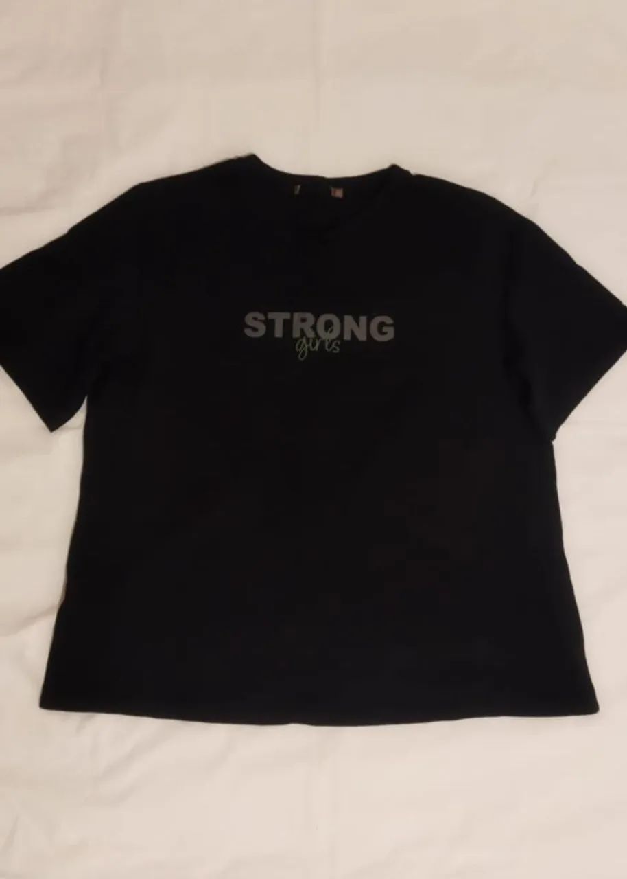 Camiseta preta.