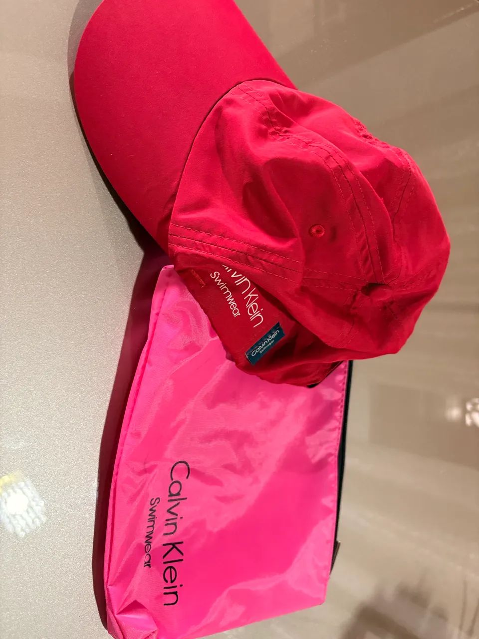 Vendo boné original calvin Klein swimwear vermelho 