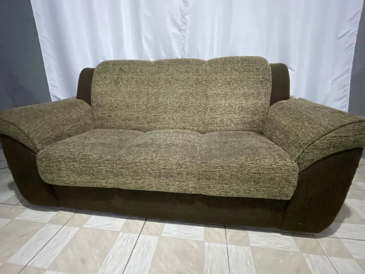 Jogo de sofá 2 e 3 lugares chenille verde-oliva, ótimo estado - Foto 2