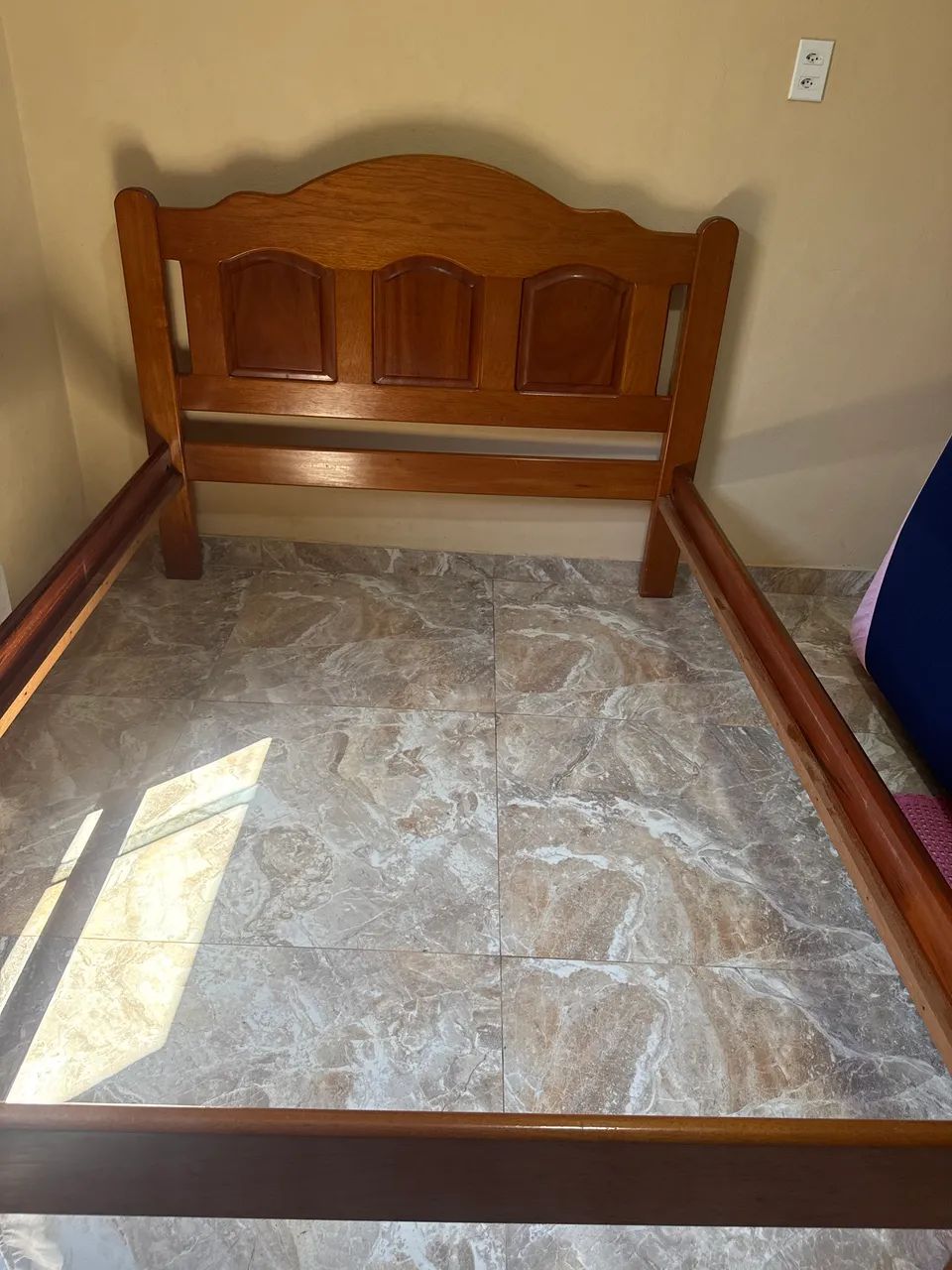 Cama de madeira casal 