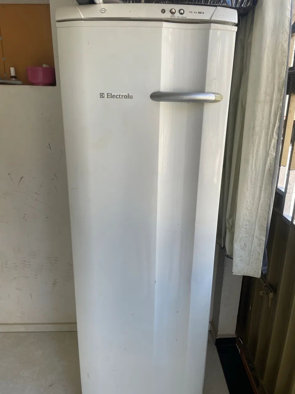Vendo freezer Electrolux em perfeito estado.