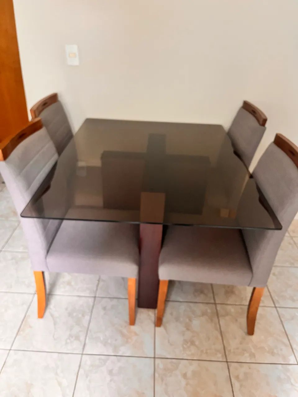Mesa com 4 cadeiras