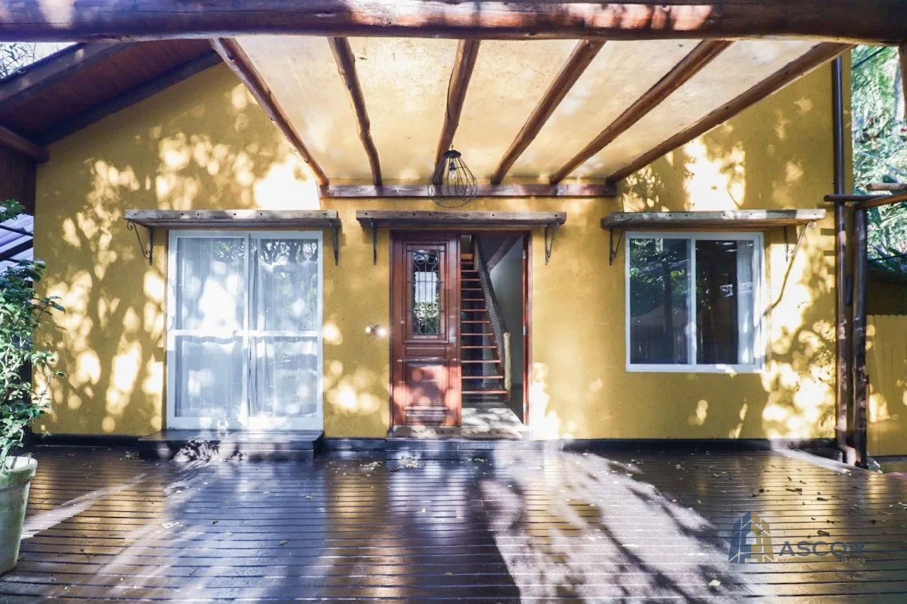 Casa na Lagoa da Conceição 4 Dormitórios, Espaço Gourmet e Charme Natural - Foto 4