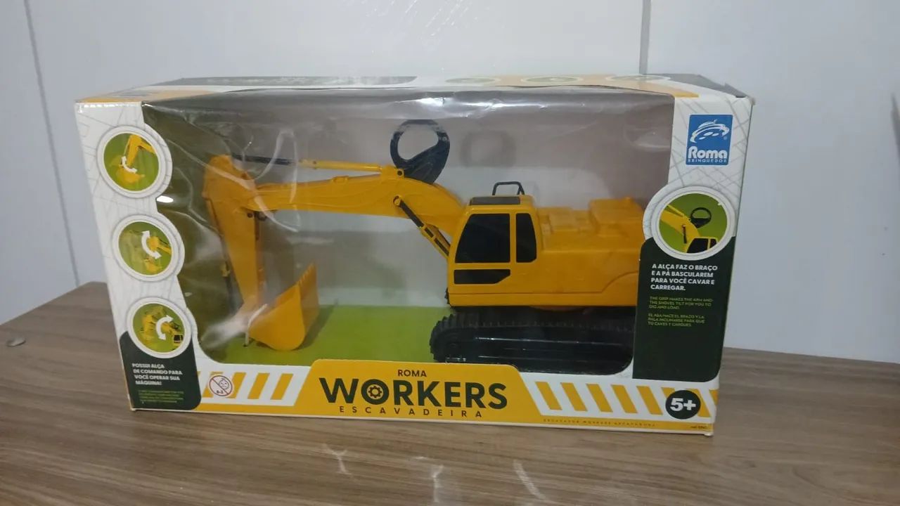 Escavadeira de brinquedo nova 