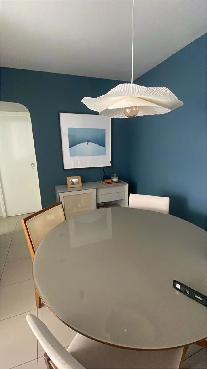 Conjunto de mesa base de madeira e tampo de vídeo + 4 cadeiras de tecido e palha.  - Foto 3