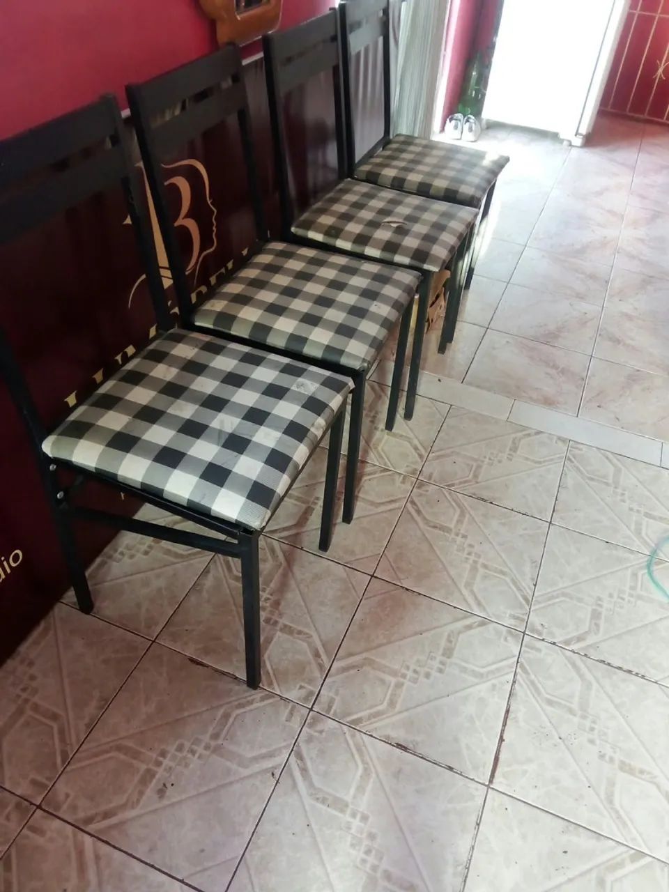 1 mesa com 4 cadeiras  - Foto 3
