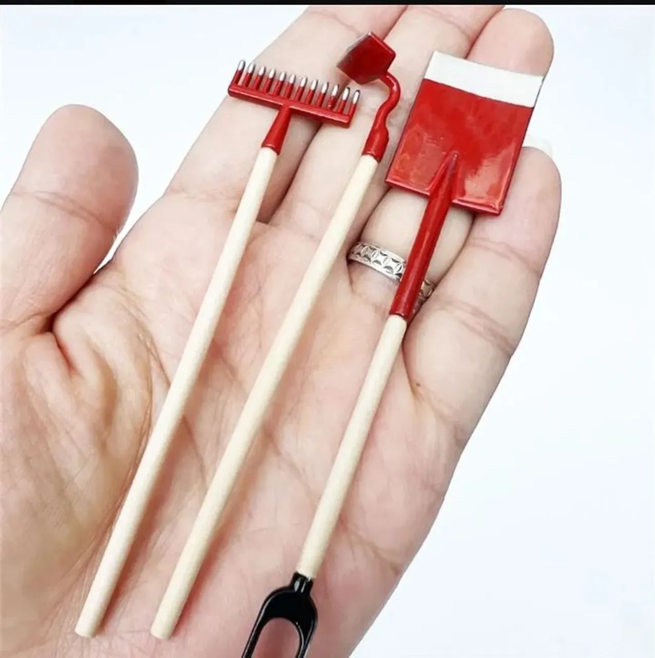 Miniatura de Casa de boneca: Pá, Enxada e Forquilha. - Foto 4