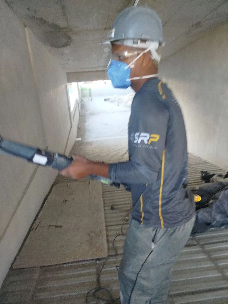 Preciso ajudante de pintor e pintores 