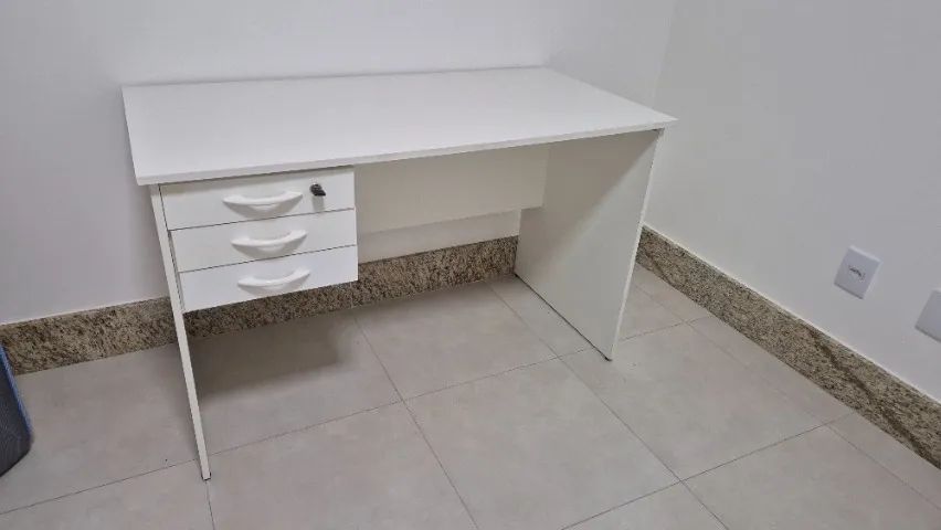 Vendo Guarda Roupa, Cama, Criado e Mesa - Foto 2