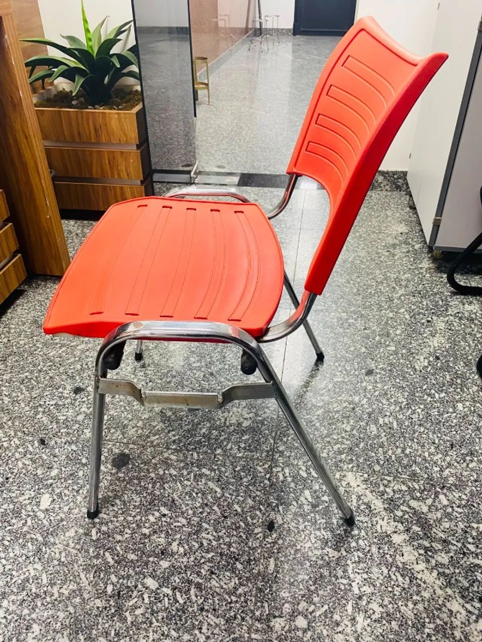 Lote Com 10 Cadeiras De Recepção Empilháveis Vermelhas (Base Cromada) - Foto 4
