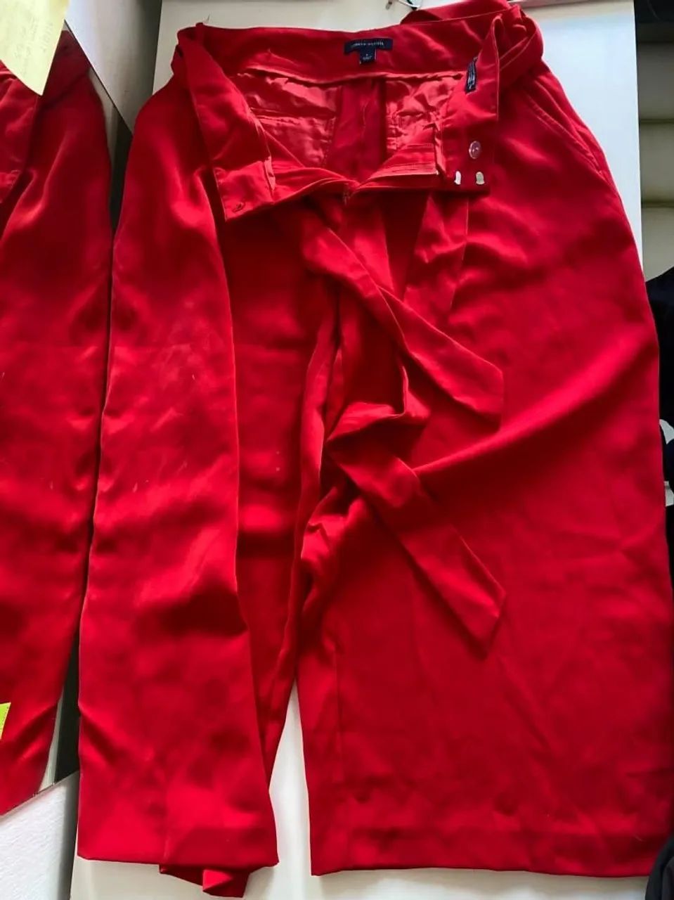 Calça Pantacourt vermelha da TOMMY HILFIGER