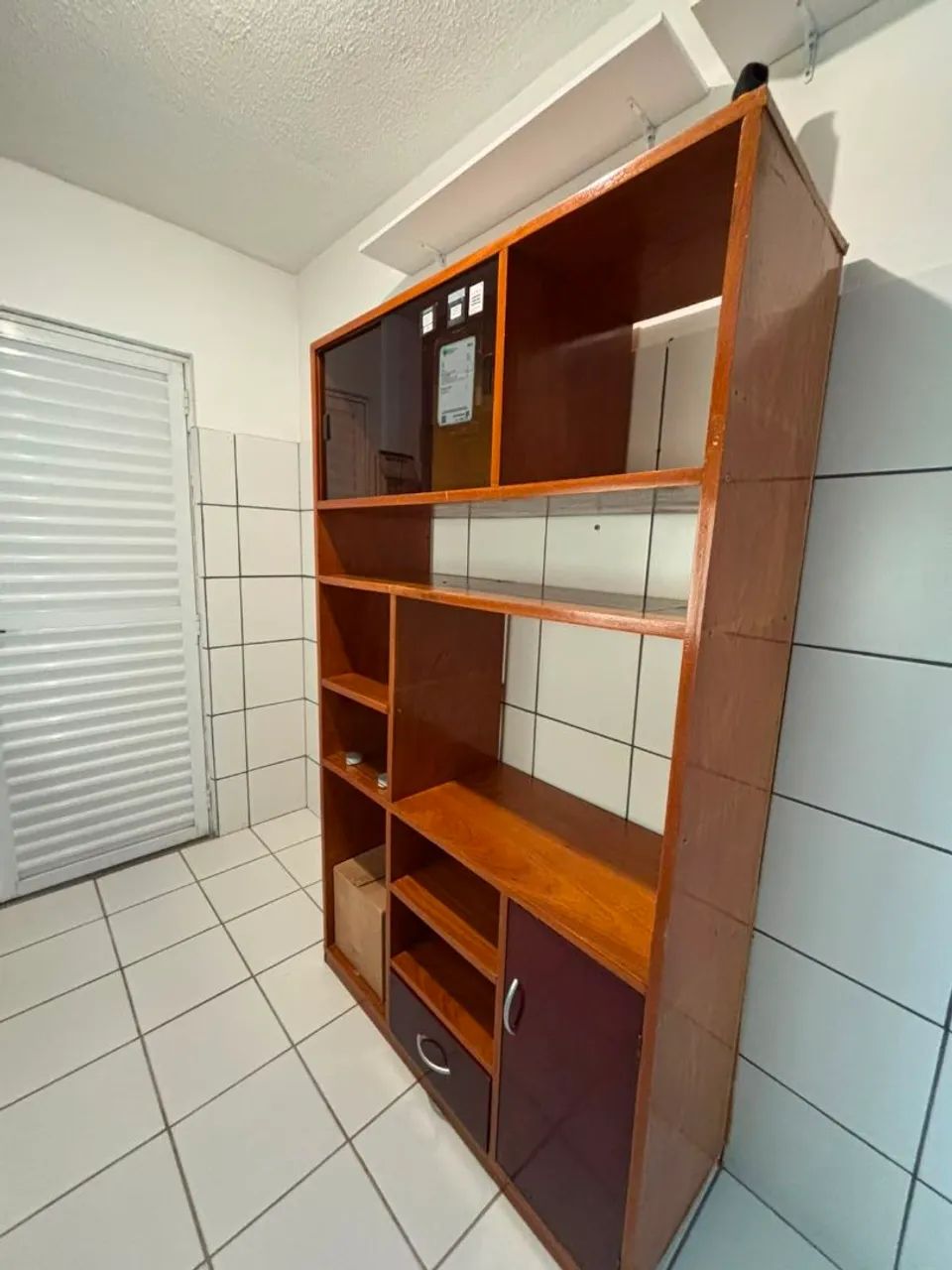 Estante de madeira maciça.