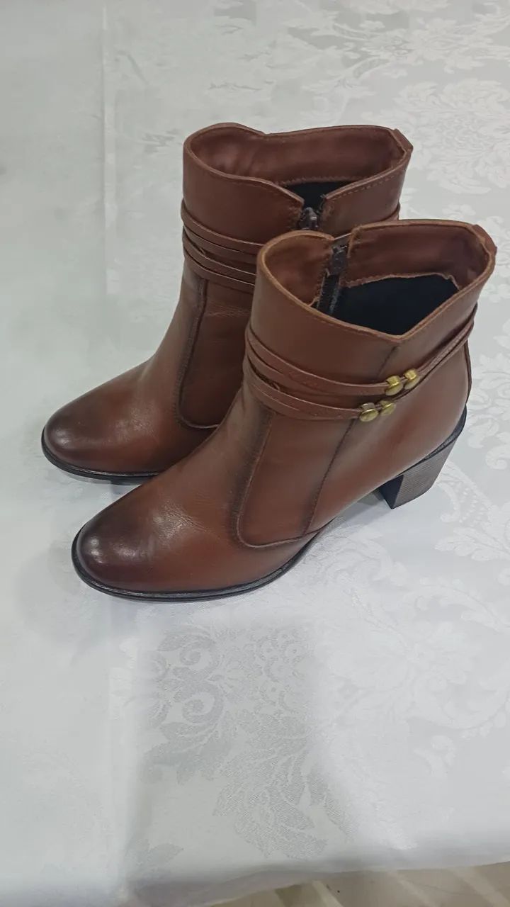 BOTA FEMININA COURO LEGÍTIMO 