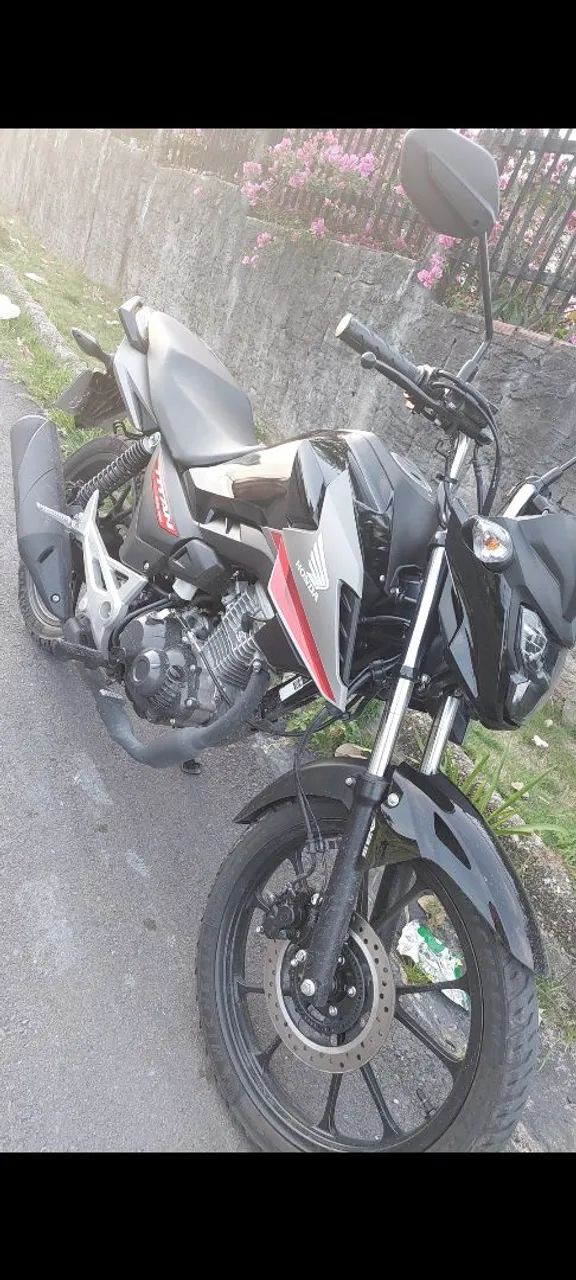 MOTO COM 11 MESES DE USO - Foto 2