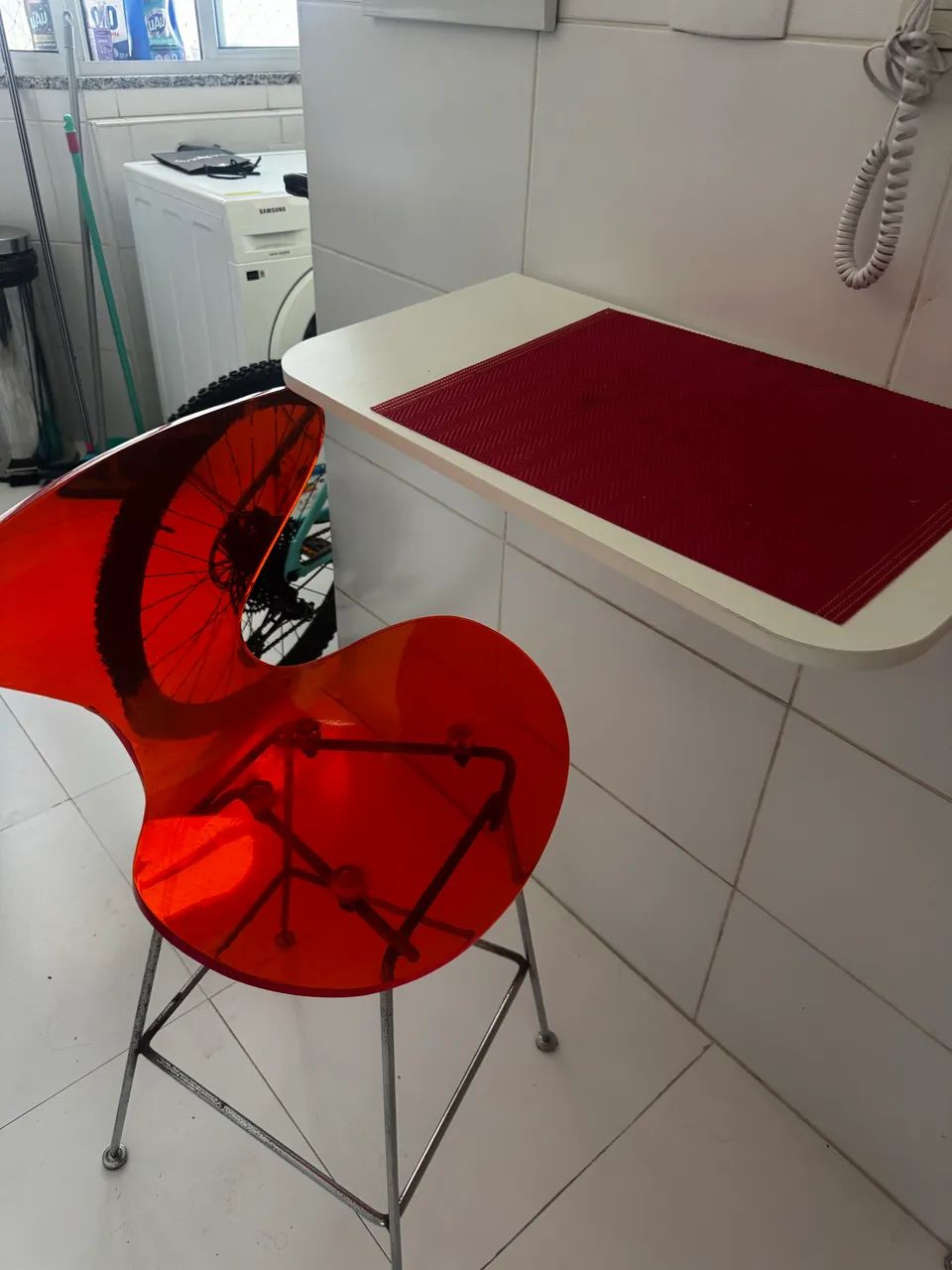 1 cadeira elevada e 1 mesa para parede  - Foto 2
