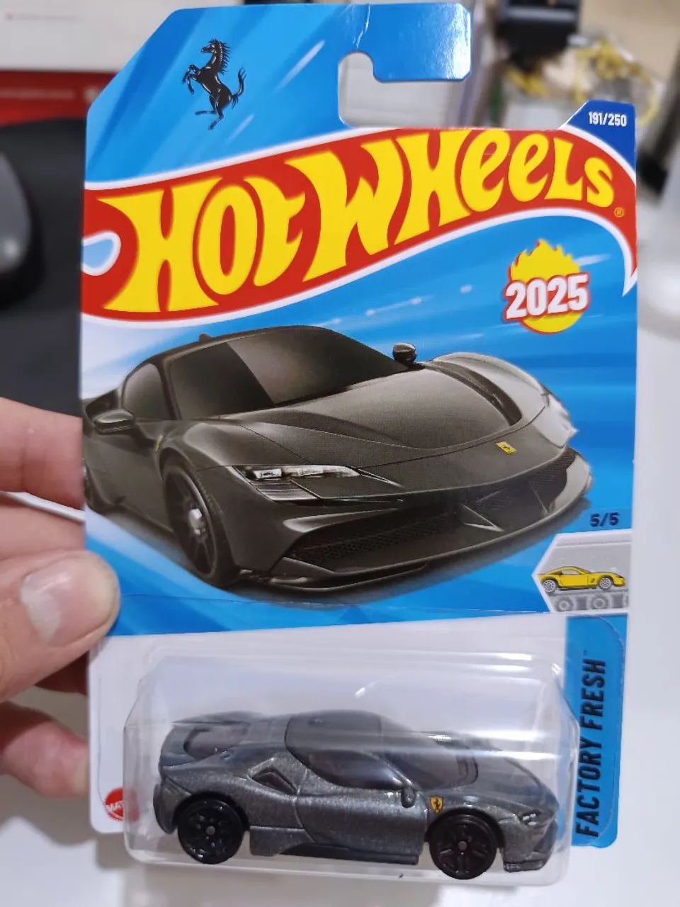 Vendo Hotwheels Ferrari SF90 preto lacrado  - Foto 2