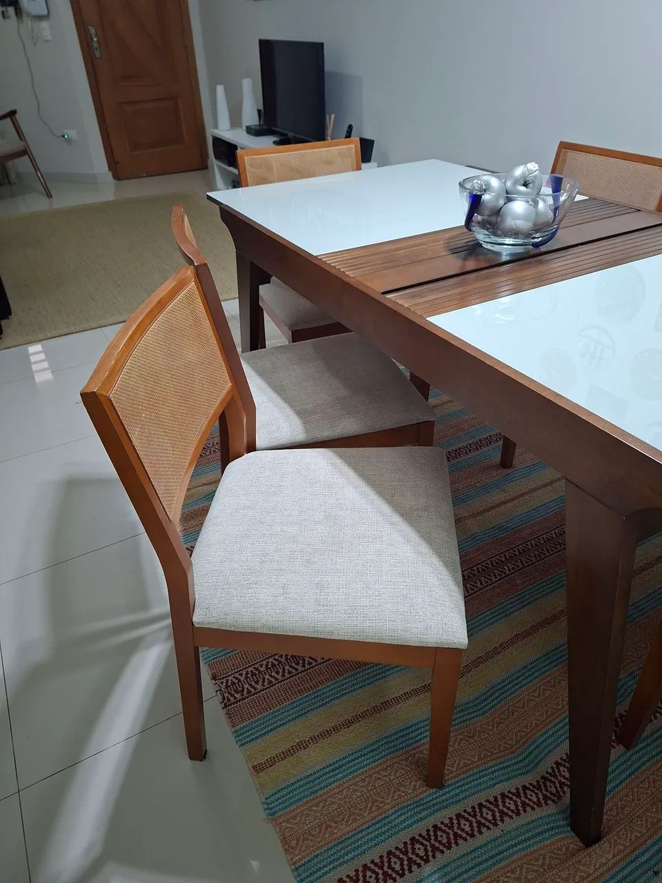 Mesa extensível com tampo de vidro e madeira com 6 cadeiras - Foto 3