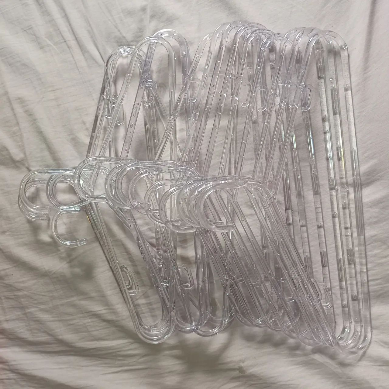 21 cabides plásticos transparentes