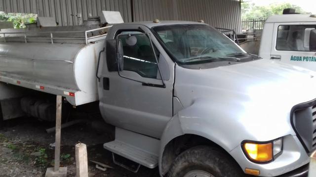 Ford F 12000.