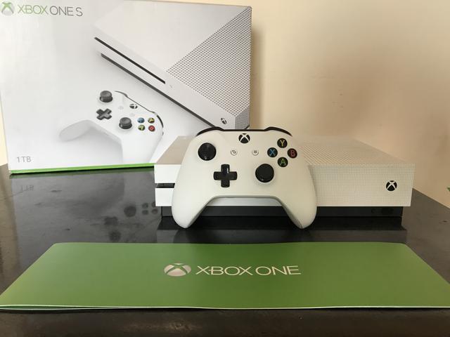 Xbox One S + 11 jogos ( Aceito Cartão )