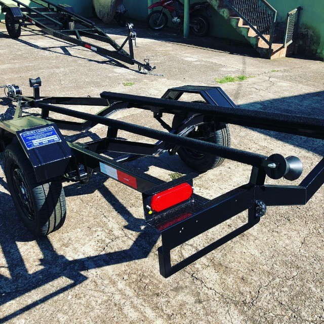 Carreta para jet ski de 3 lugares .. acompanha guincho manual !!