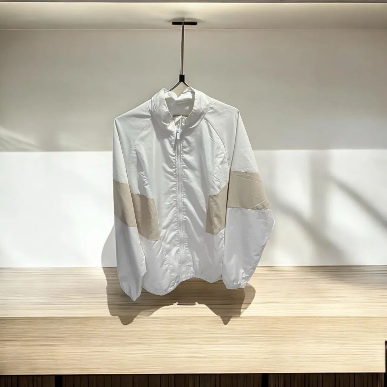 Corta-vento bege e branco Riachuelo