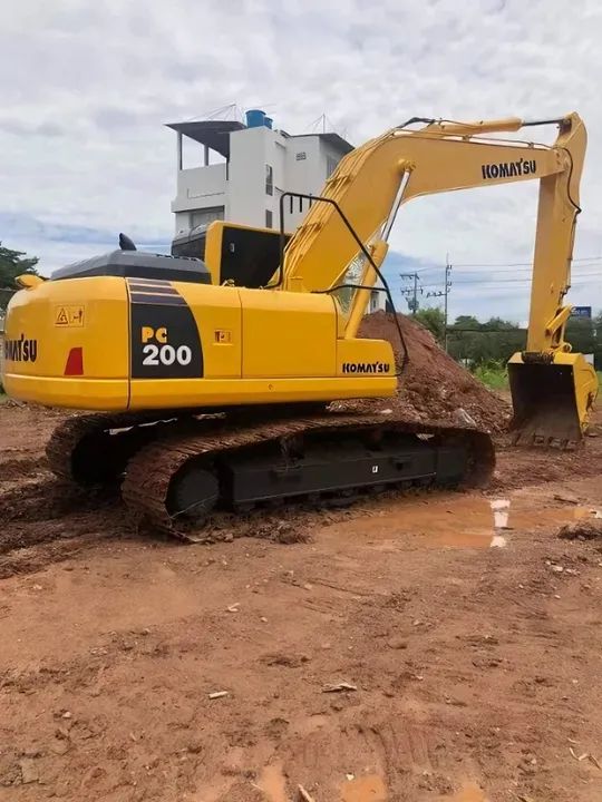 Escavadeira Komatsu PC200 ano 2015 (repasse)