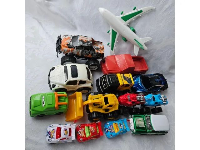 coleção de brinquedos 13 carrinhos + 1 avião