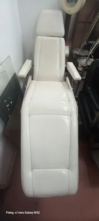 Cadeira de estética branca bem usada