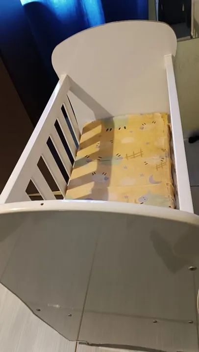 Berço de bebê branco