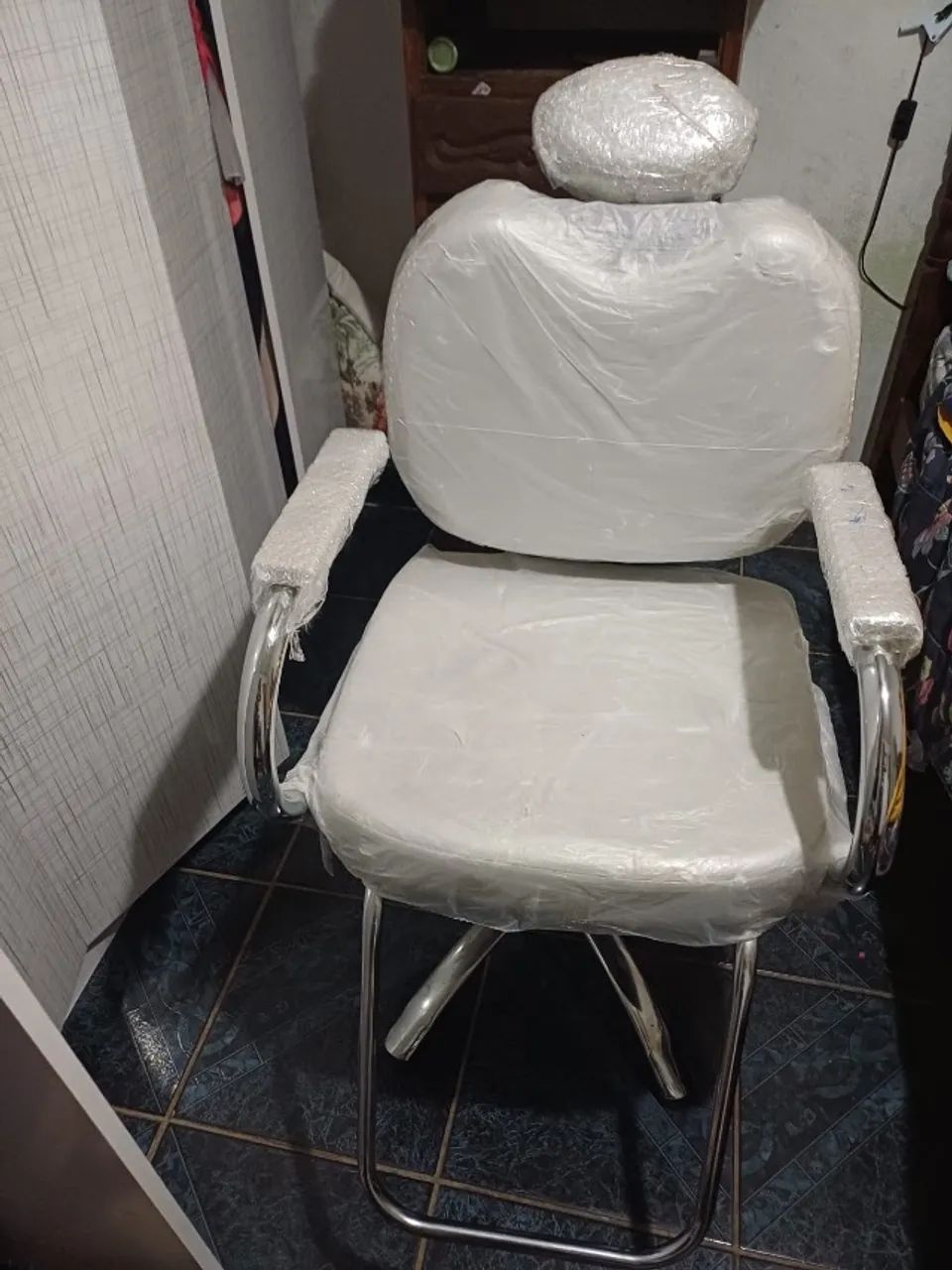 100% Reclining Salon Chair64673644875266123