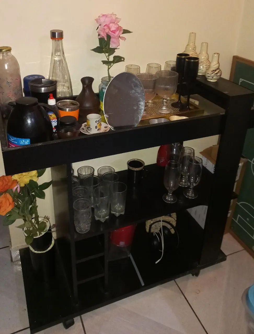 Barzinho preto de madeira boa com rodinhas