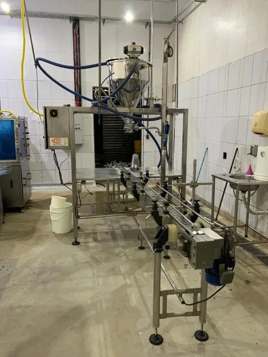 Unidade para Envase de Garrafas M 100 Analógica, mais ferramenta pneumática para fechament