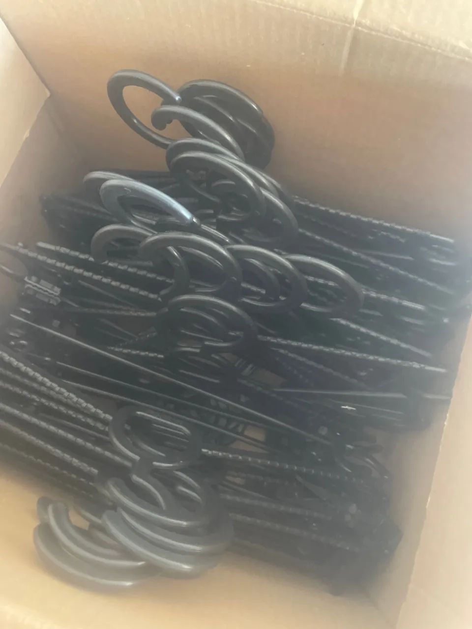 Cabides preto com pregador 