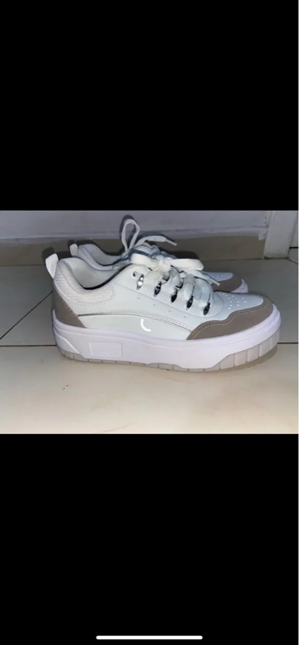 Tênis Branco com Detalhes Bege