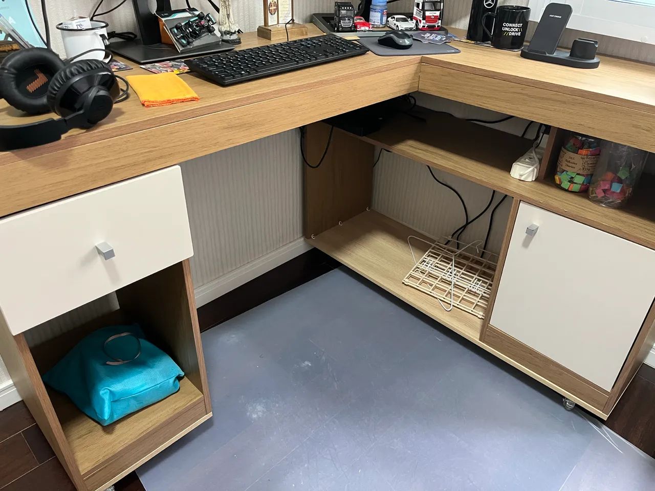 Mesa para escritório formato L com rodízios  - Foto 3