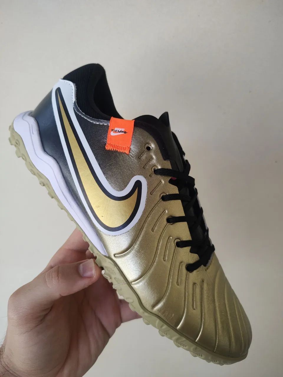 Chuteira Nike Tiempo - Dourada, n° 39.