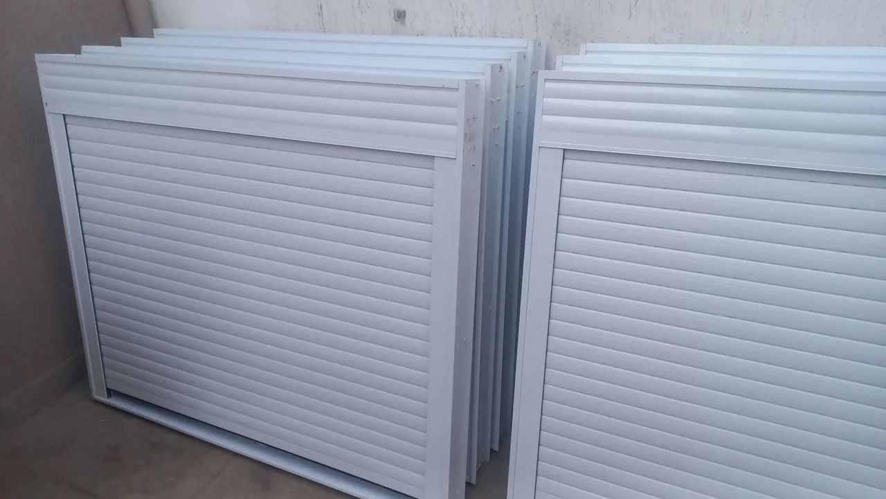 Janela com persiana branca ( tenho 4 peças )