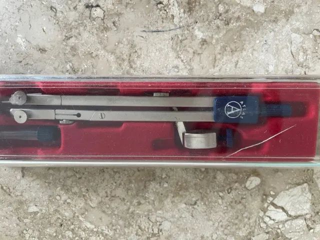 Compasso para desenho técnico marca Atlas. òtimo estado de conservação