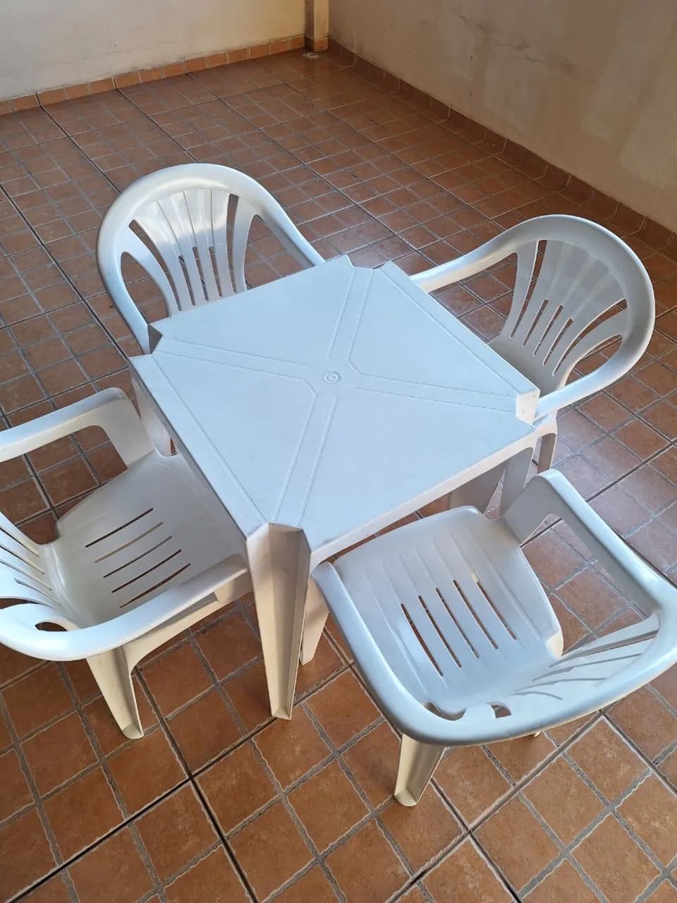 Jogo de 1 mesa + 4 cadeiras de plástico - Foto 3