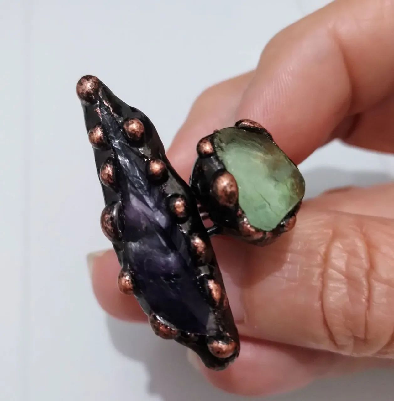 Anel duplo, ametista e fluorita verde. 