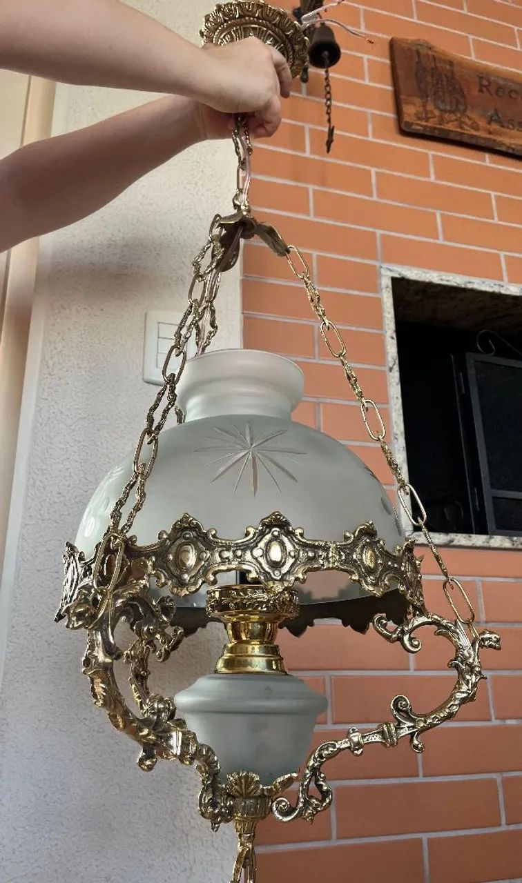 Lustre antigo em bronze maciço para uma lâmpada com cúpula fosca lapidada - Foto 3